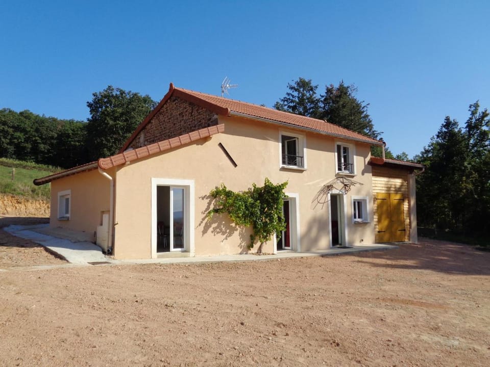 Gîte paisible 3 chambres avec cheminée et animaux admis - FR-1-496-221 House in Auvergne-Rhône-Alpes