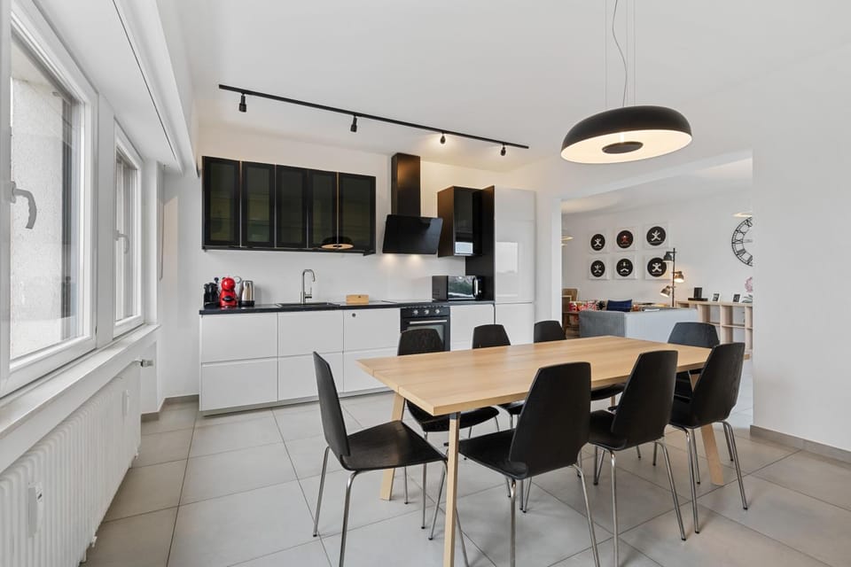 Coffee/tea facilities, Kitchen or kitchenette, Living room, Seating area, Dining area