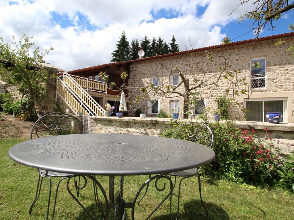 Gîte de charme en Auvergne, cour fermée, jardins privés, BBQ, babyfoot, proche St Jacques de Compostelle - FR-1-582-232 House in Auvergne-Rhône-Alpes