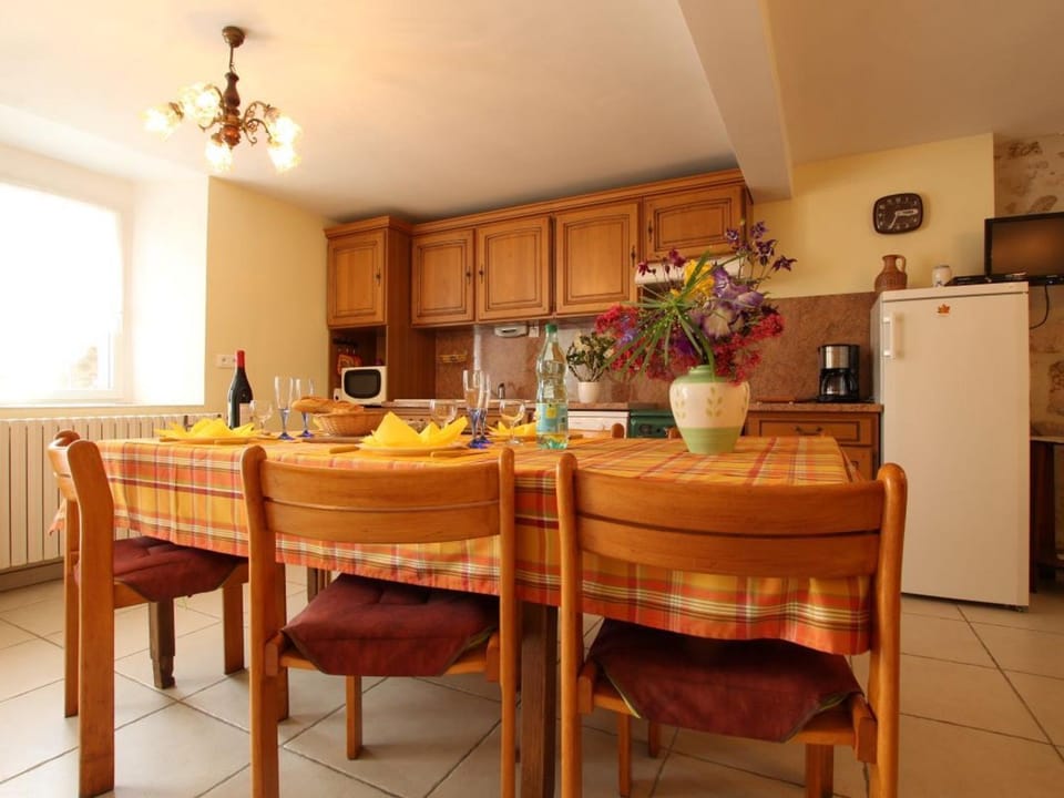 Gîte de charme en Auvergne, cour fermée, jardins privés, BBQ, babyfoot, proche St Jacques de Compostelle - FR-1-582-232 House in Auvergne-Rhône-Alpes