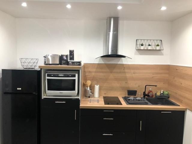 Kitchen or kitchenette