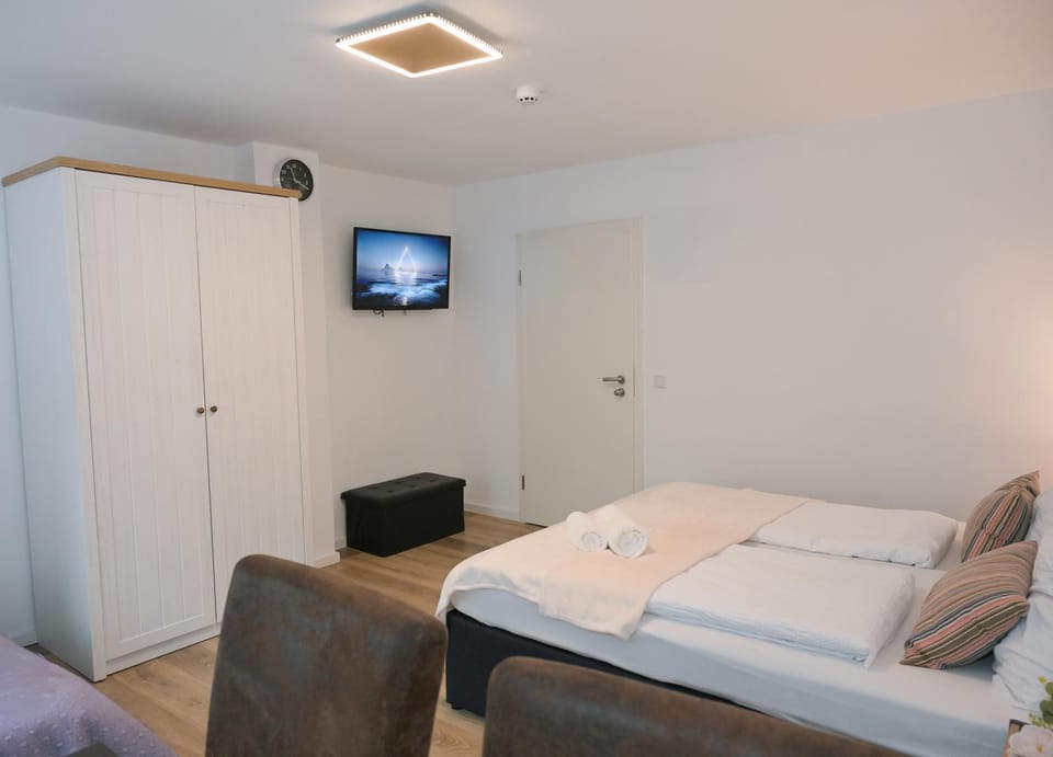 Bed, TV and multimedia, Photo of the whole room, Evening entertainment, Bedroom, towels, wardrobe