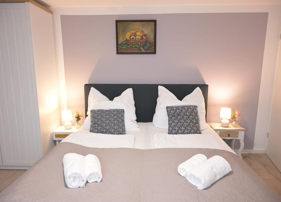 Bed, Photo of the whole room, Bedroom, towels