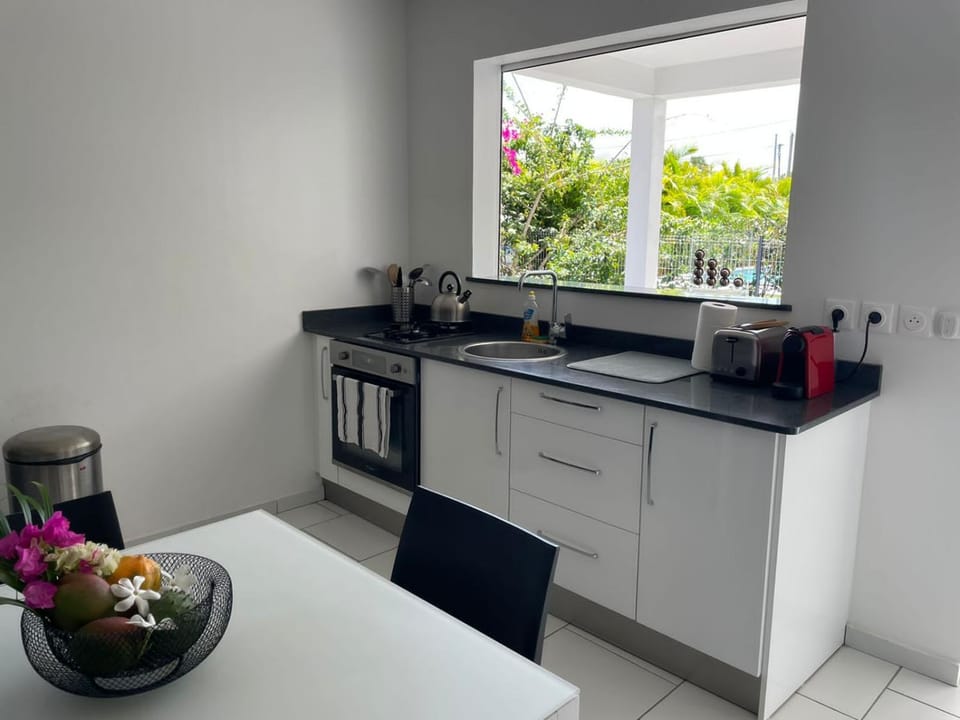 Coffee/tea facilities, Kitchen or kitchenette, Dining area, minibar, stove, toaster