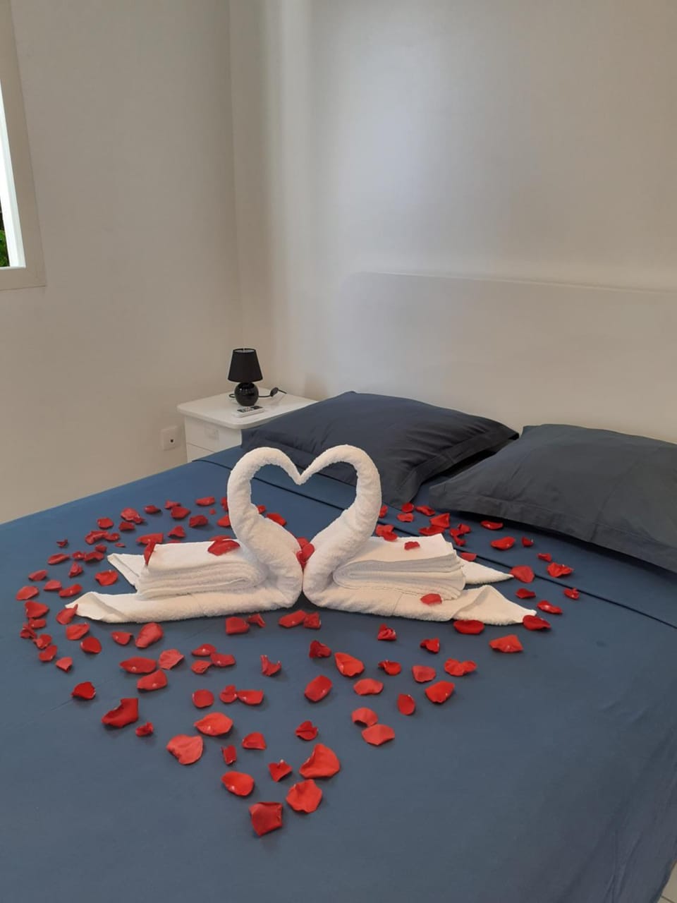 Bed, Bedroom, towels