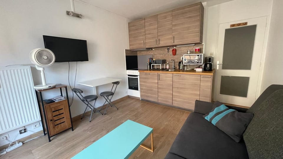 Kitchen or kitchenette, Living room