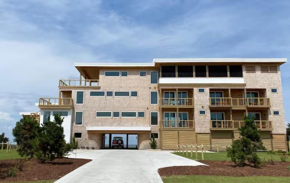 New Modern Waterfront Home w Saltwater Pool Villa in Outer Banks