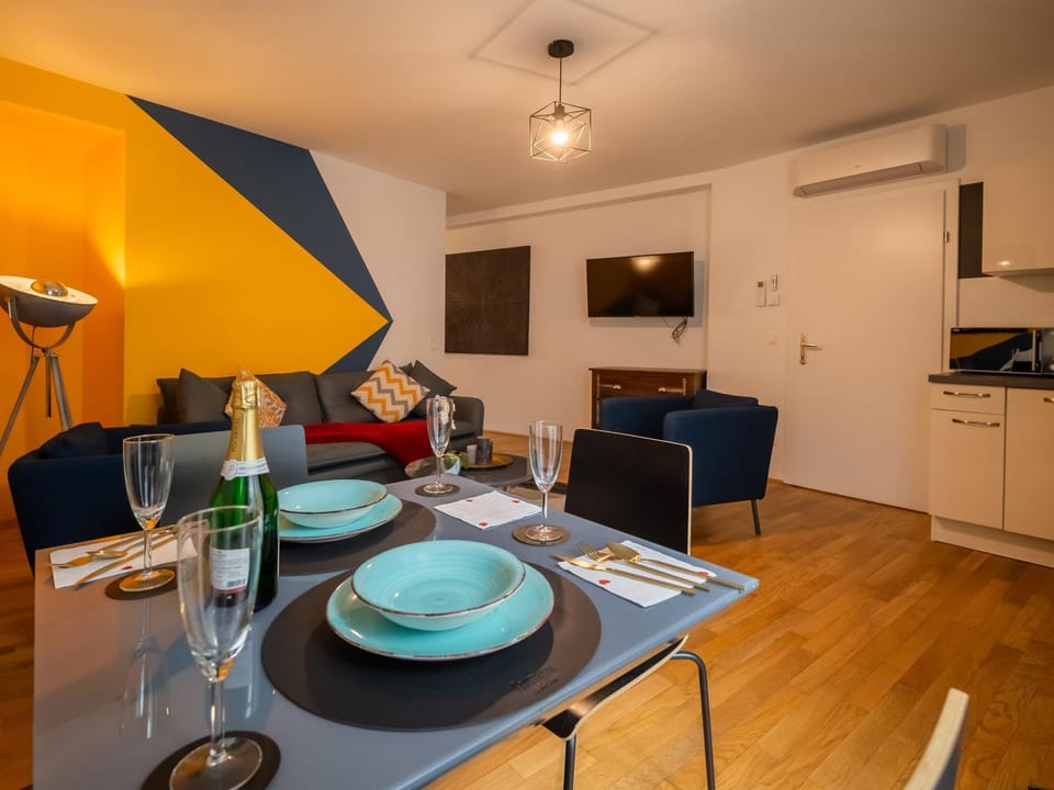 TV and multimedia, Kitchen or kitchenette, Living room, Decorative detail, Seating area, Dining area