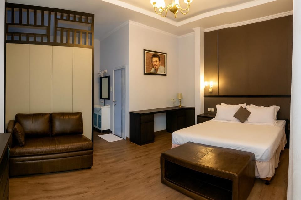 Bed, Living room, Photo of the whole room, Seating area, Bedroom