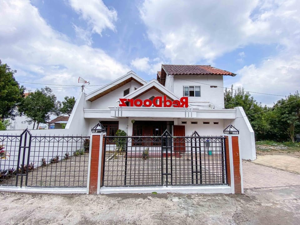 RedDoorz near Eco Green Park Batu Hotel in Batu
