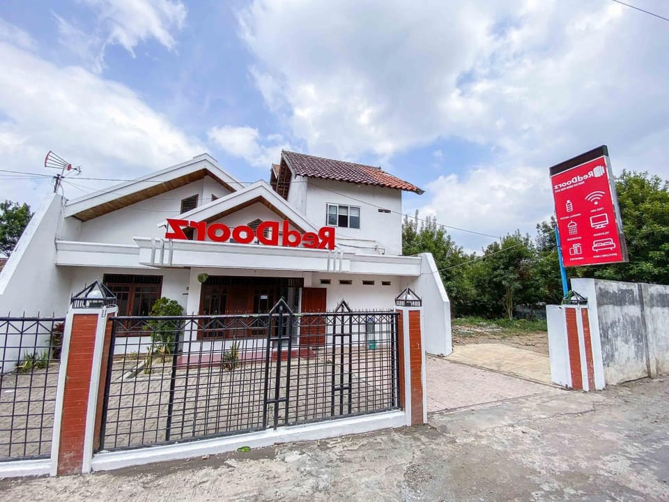 RedDoorz near Eco Green Park Batu Hotel in Batu