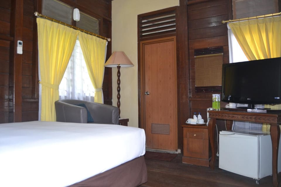 Bed, TV and multimedia, Bedroom