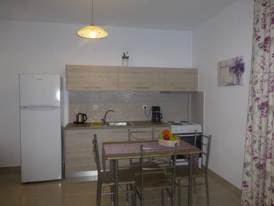 Coffee/tea facilities, Kitchen or kitchenette, Dining area, pet friendly, stove