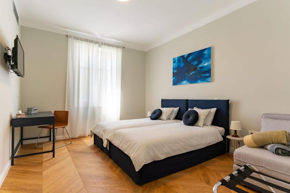 Photo of the whole room, Bedroom