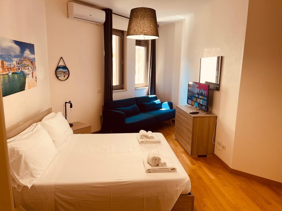 TV and multimedia, Photo of the whole room, Bedroom, towels, air conditioner