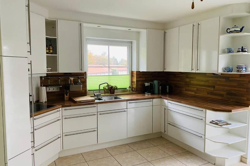 Coffee/tea facilities, Kitchen or kitchenette, dishwasher, stove, toaster