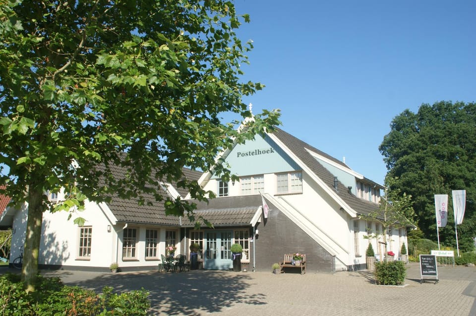 Property building, Day, Parking, acessibility