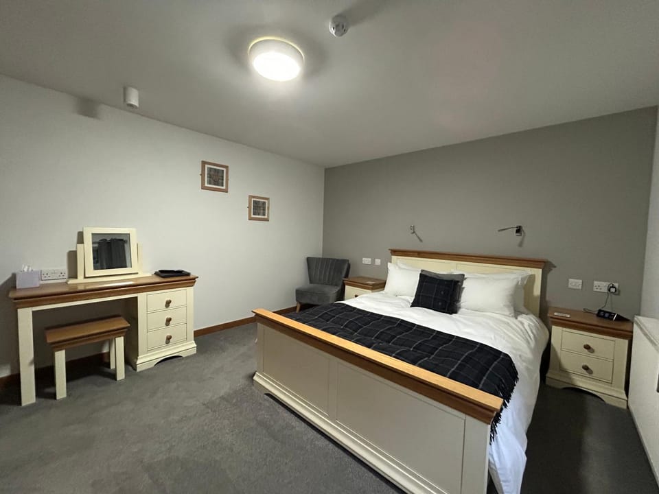 Bed, TV and multimedia, Bedroom