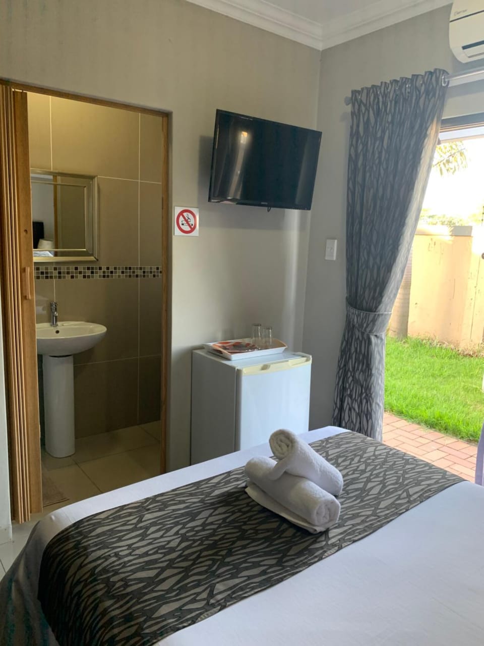 Photo of the whole room, Bedroom
