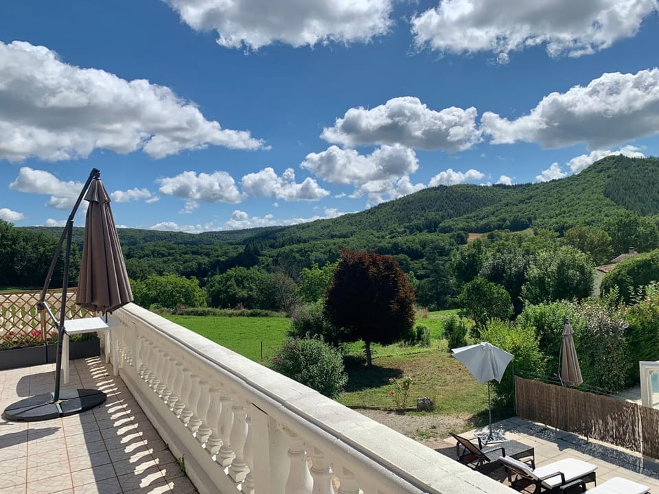 Rez de Piscine, 10 Personnes - RÊVE DE PAPILLON et À L'étage, 5 Personnes - NID D'ÉTOILES, Il s'agit bien de deux gîtes individuels qui sont reliés par un escalier interne, cela permet a une grande famille de louer les deux gîtes Apartment in Occitanie