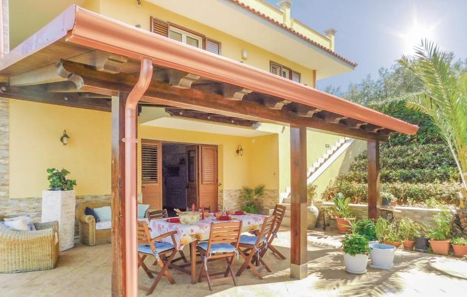 Property building, Patio, Day, Dining area, Breakfast