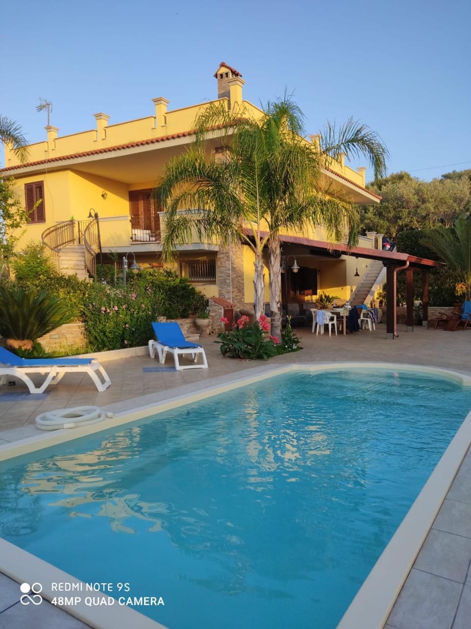 Property building, Day, Pool view, Swimming pool, sunbed