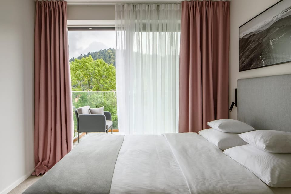 Bed, Natural landscape, TV and multimedia, Photo of the whole room, Bedroom, Mountain view