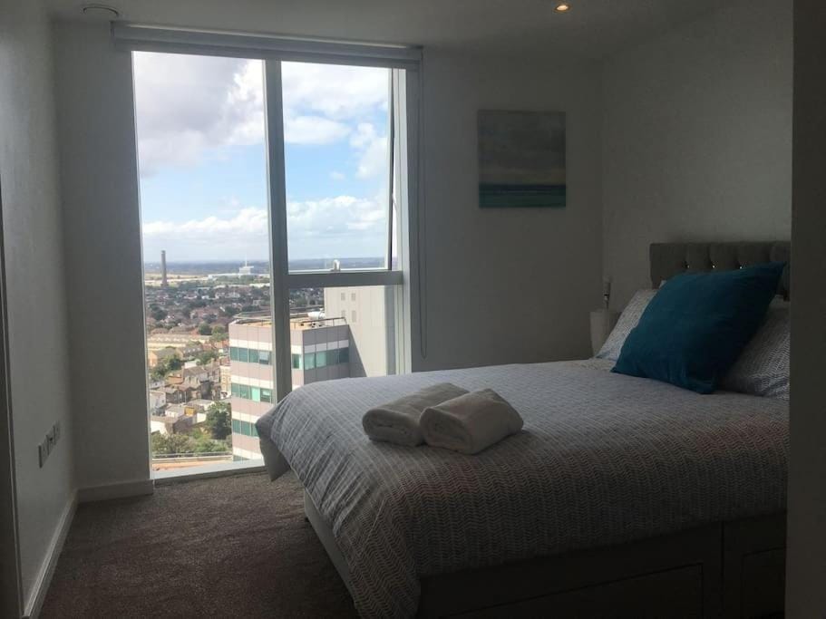 Bed, Photo of the whole room, Bedroom, City view, towels