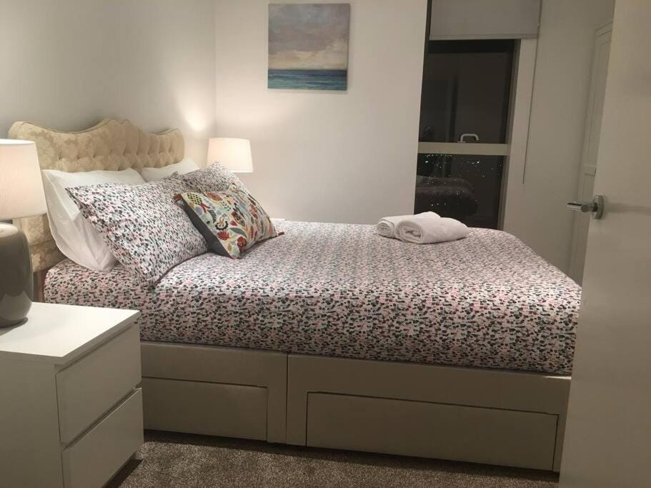 Bed, Photo of the whole room, Bedroom, towels