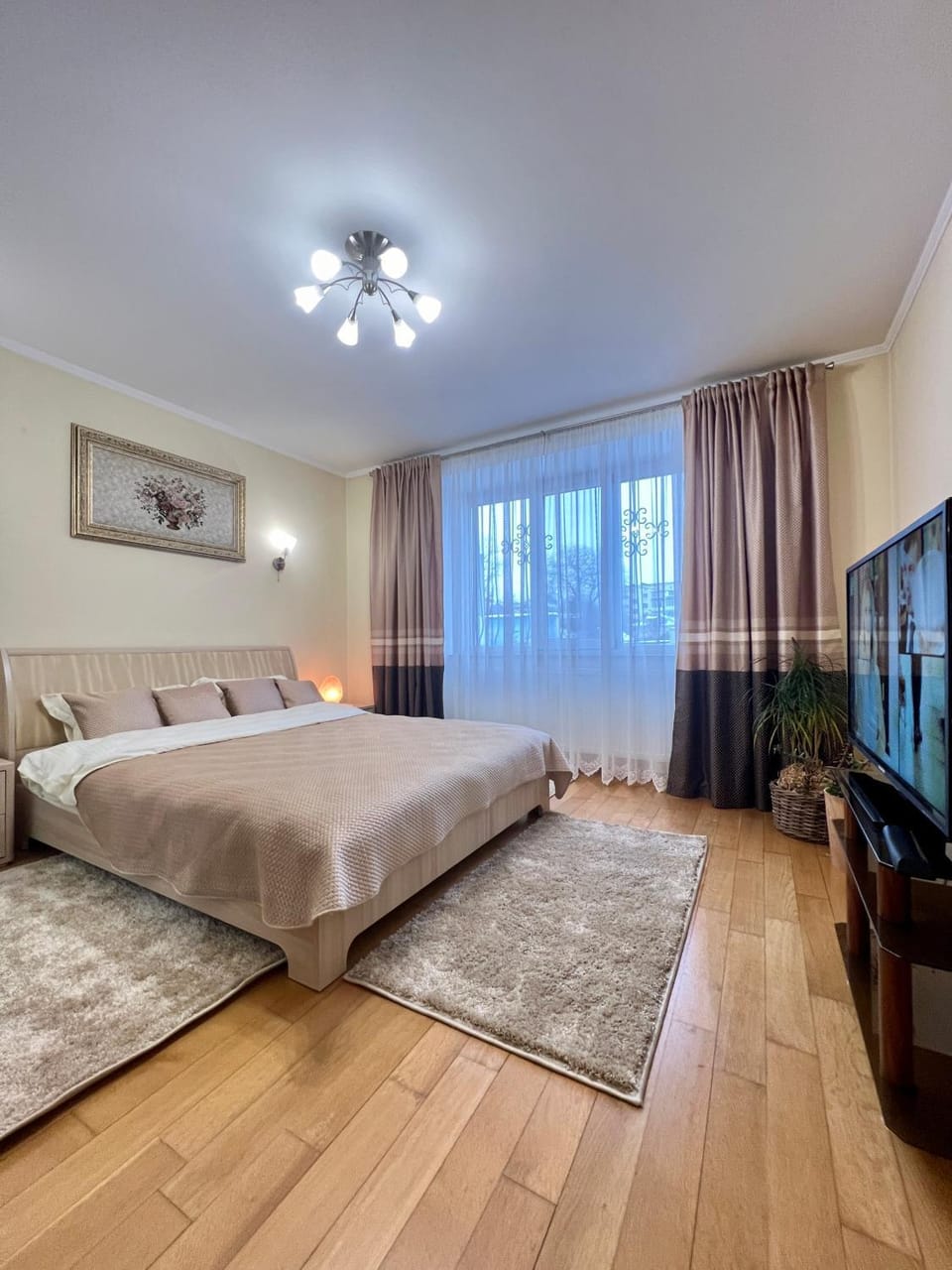 Bed, TV and multimedia, Photo of the whole room, Bedroom