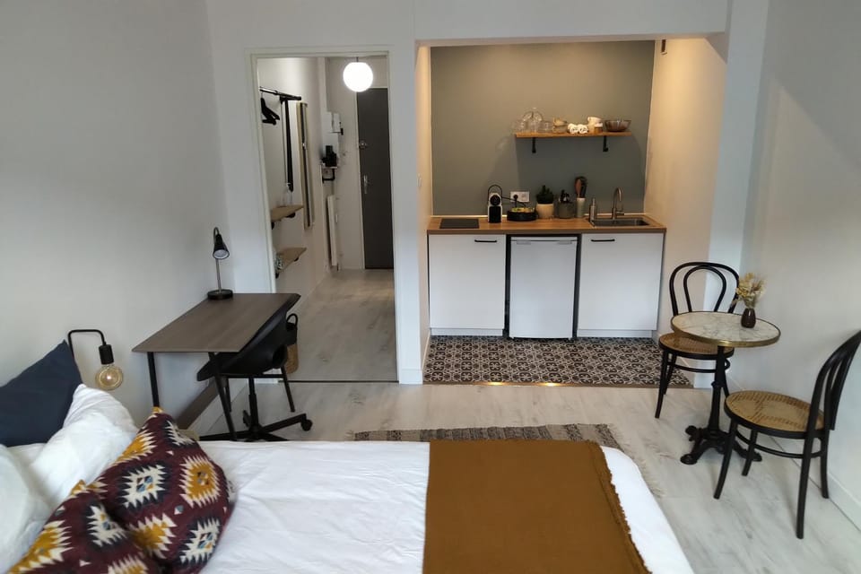 Kitchen or kitchenette, Bedroom