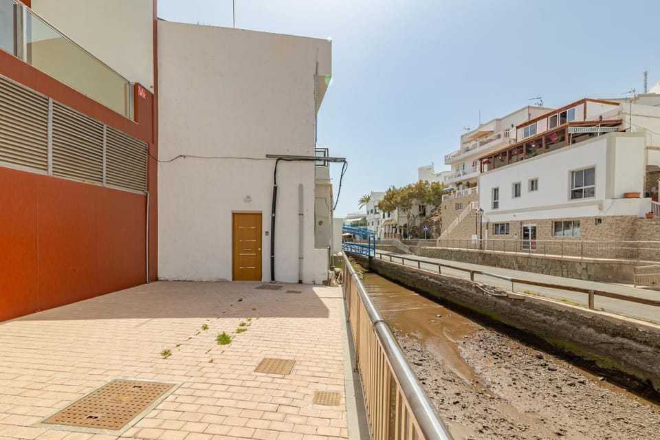 Property building, Day, Neighbourhood, Street view