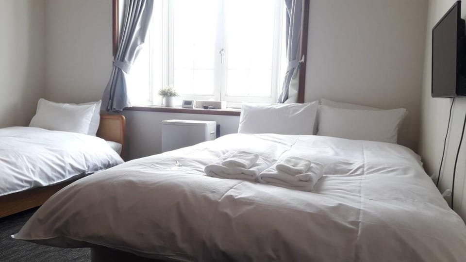 Bed, TV and multimedia, Bedroom, towels