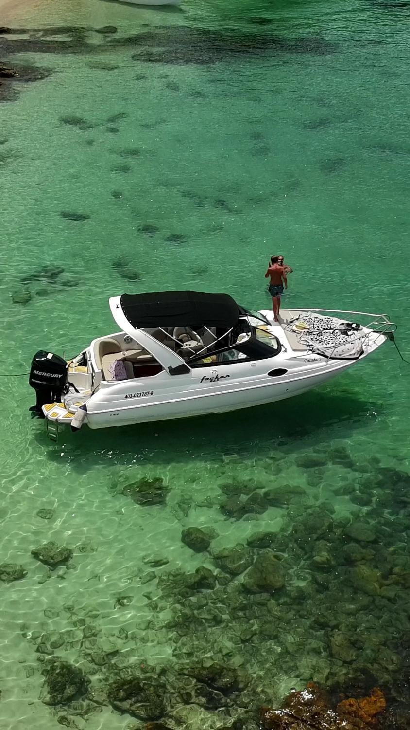 Passeios de lancha em Angra dos Reis Docked boat in Angra dos Reis