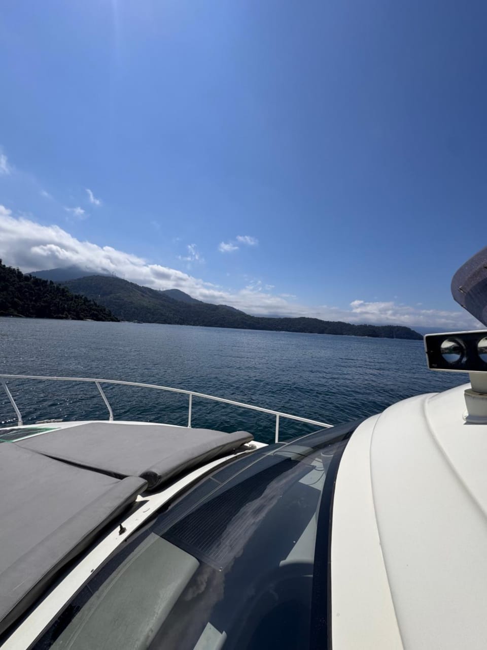 Hospede-se em um Iate em Angra dos Reis Docked boat in Angra dos Reis
