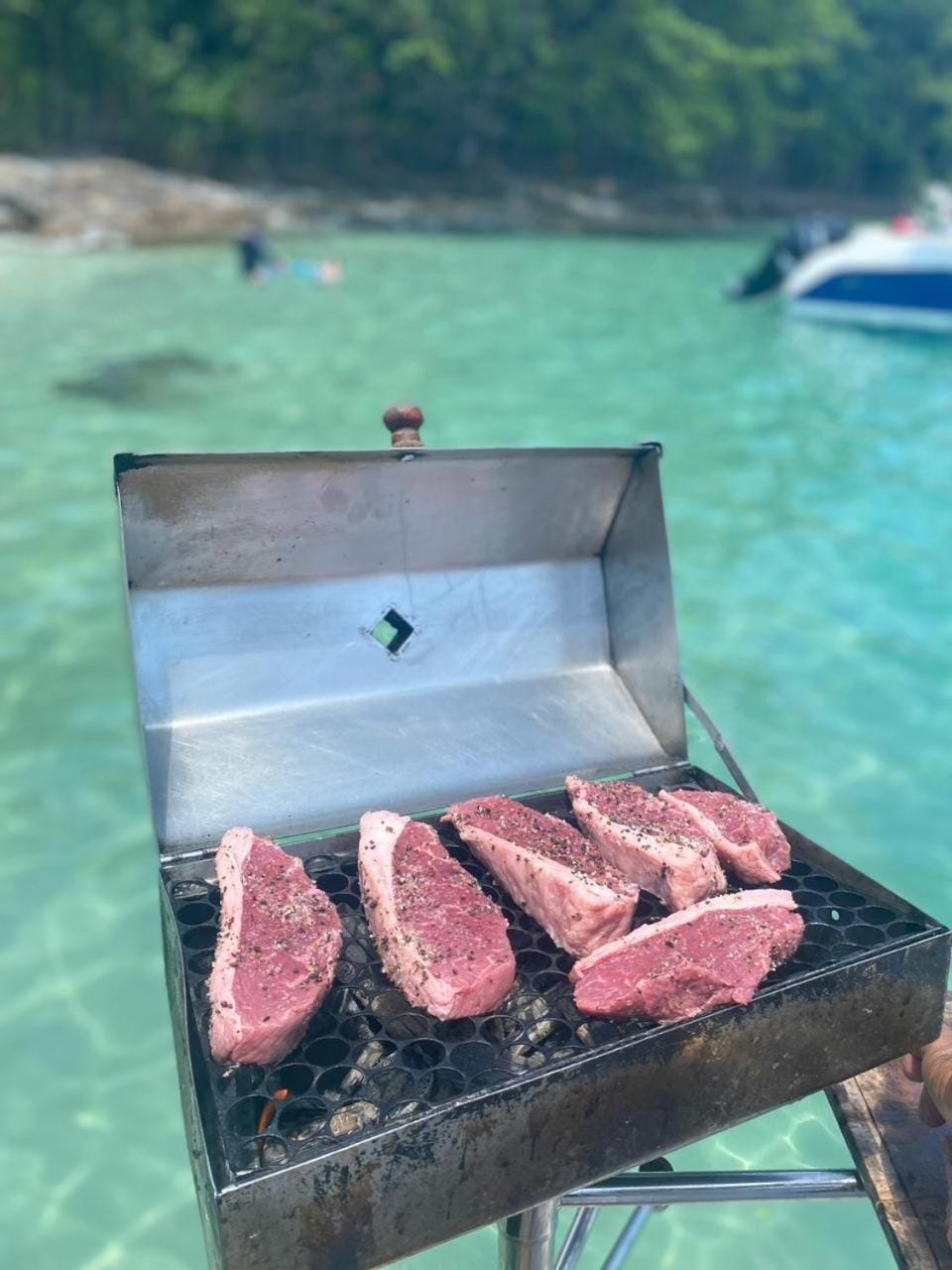 Passeios de lancha em Angra dos Reis Docked boat in Angra dos Reis