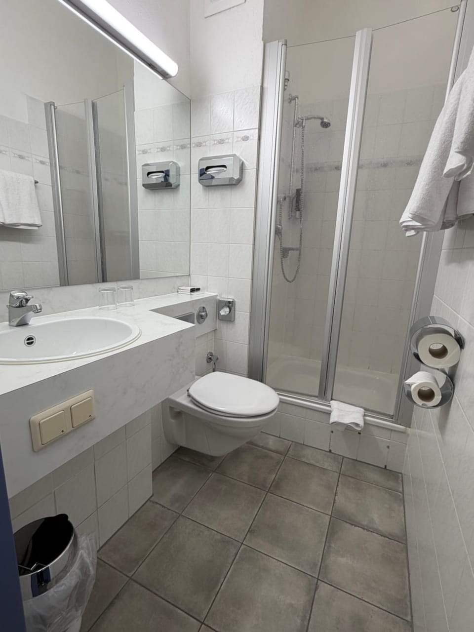 Shower, Toilet, Bathroom, towels