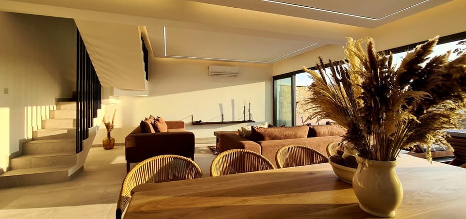 Living room, Seating area, Dining area, air conditioner