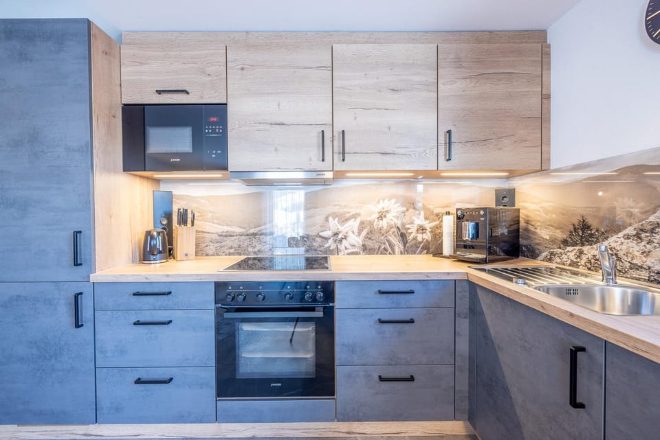 Coffee/tea facilities, Kitchen or kitchenette, stove