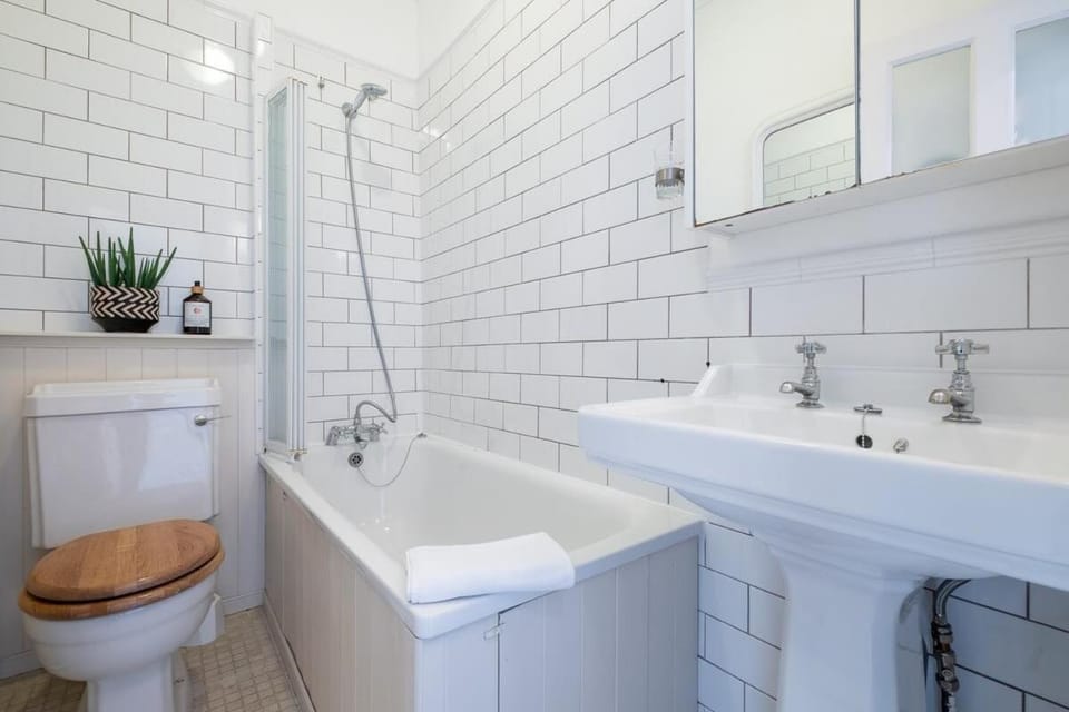 Shower, Toilet, Bathroom, Bath, towels