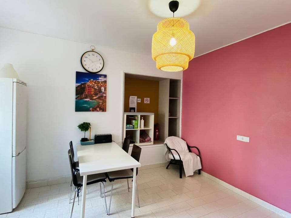 Central Atlantic Beach Guesthouse Hostel in Costa da Caparica