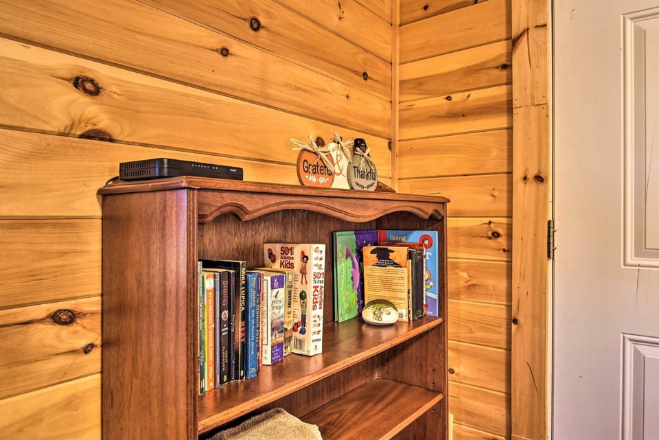 Rural Cabin Hideaway w/ Fire Pit & Mtn Views! Cabin in Shenandoah Valley