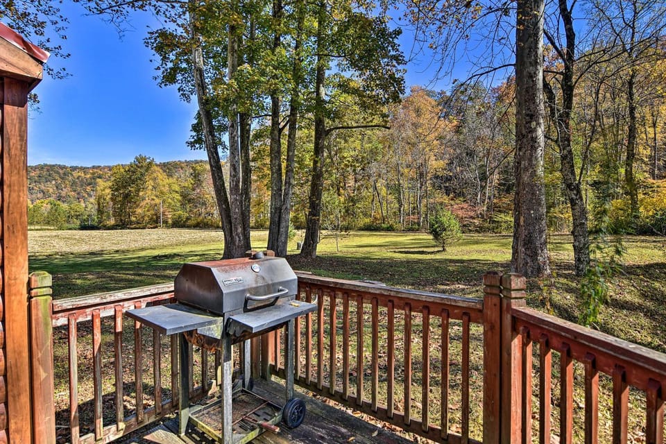 Rural Cabin Hideaway w/ Fire Pit & Mtn Views! Cabin in Shenandoah Valley