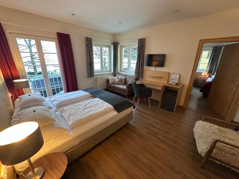 Bed, TV and multimedia, Photo of the whole room
