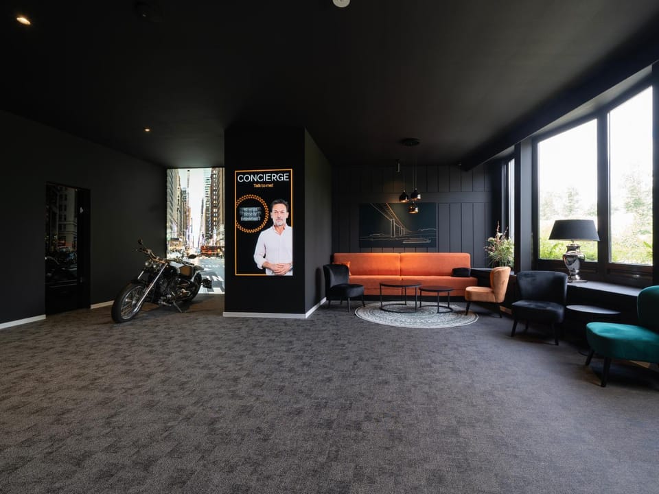 Lounge or bar, concierge