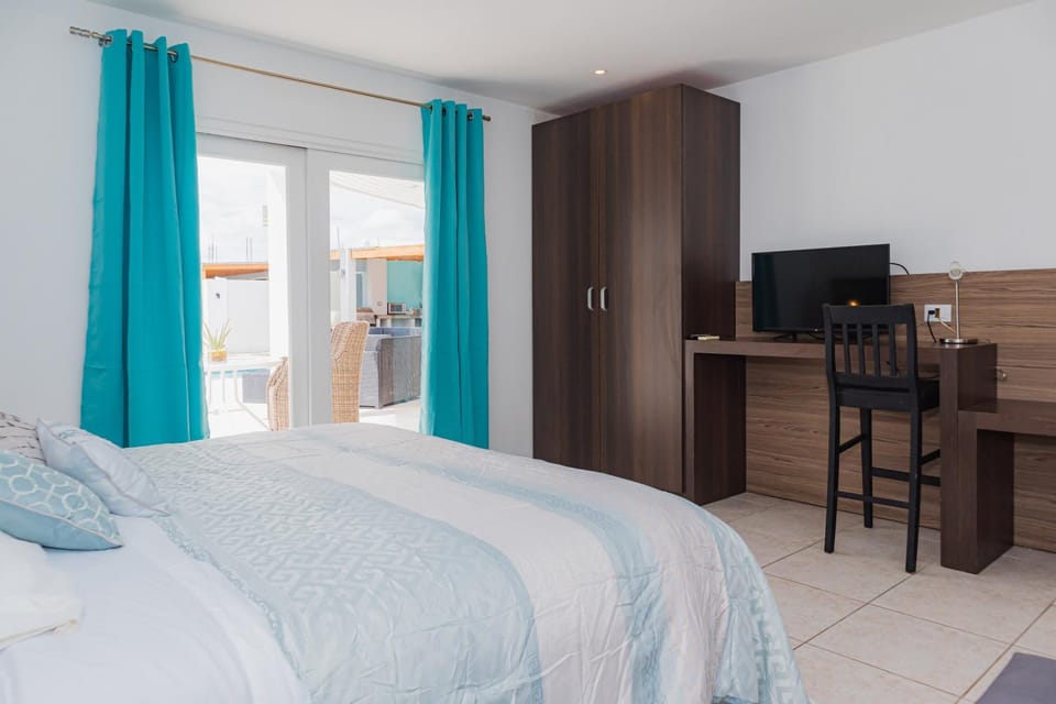 Bed, TV and multimedia, Bedroom, wardrobe