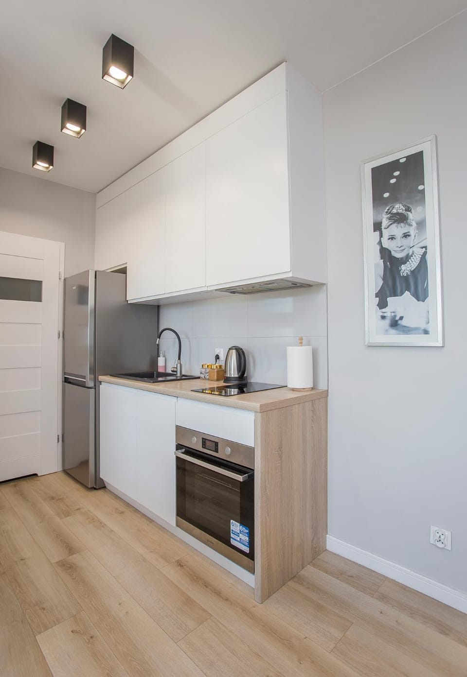 Coffee/tea facilities, Kitchen or kitchenette, oven, stove