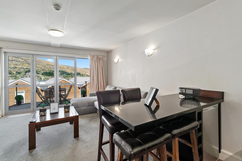 Lakeside Living - Modern 2-Bedroom Apartment Apartment in Queenstown