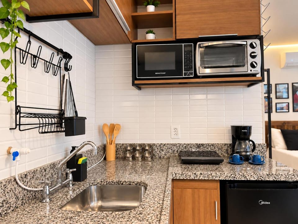 Kitchen or kitchenette, minibar, stove