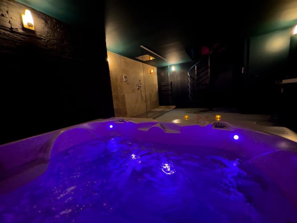 Shower, Hot Tub